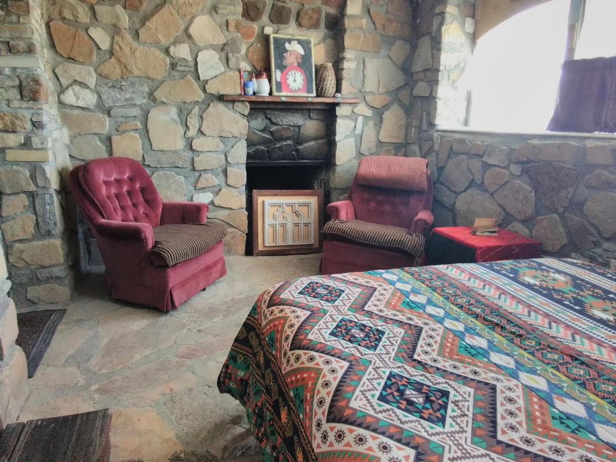La Loma Del Chivo Llc Stone Cottage Alternative Building Маратон Екстериор снимка
