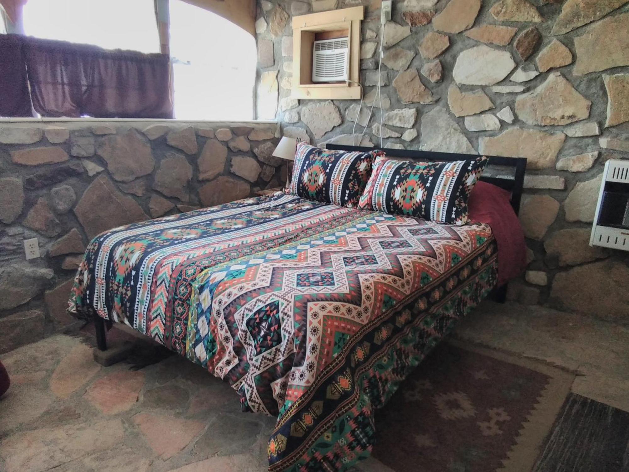 La Loma Del Chivo Llc Stone Cottage Alternative Building Маратон Стая снимка
